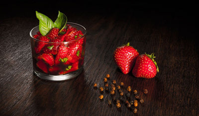 Erdbeeren mit Eis, Balsamessig und rotem Pfeffer