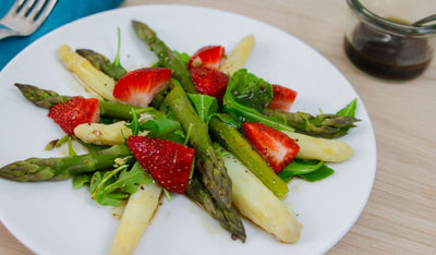 Spargelsalat mit Erdbeeren