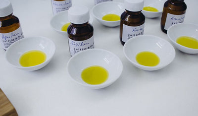 Die Probe der neuen Olivenöle